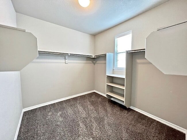 Building Photo - 5 Bedroom Home Close to Downtown Monument!!