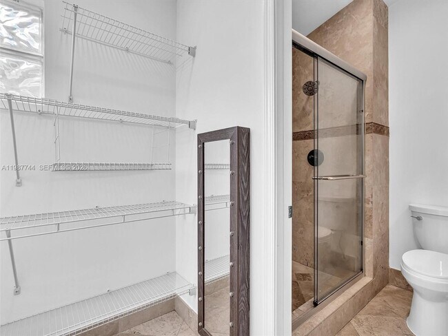 Building Photo - 11407 Lakeview Dr