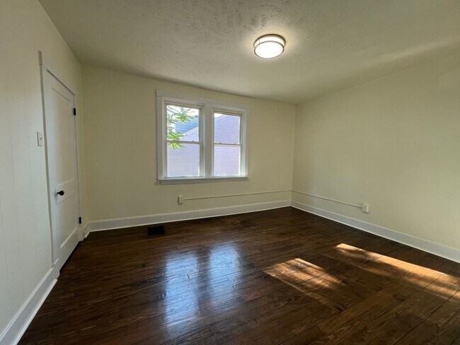 Building Photo - Now showing 2BR 1 Bath Townhouse!