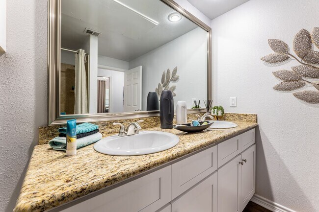 Building Photo - Lakeside Living with 1 Month Free!