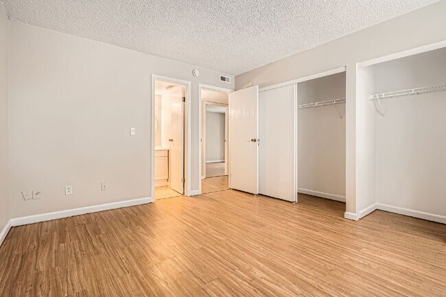 Building Photo - Spacious 1,177 sq ft 3-Bed / 2-Bath Condo ...