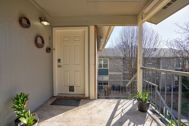 Building Photo - 2450 Ashdale Dr