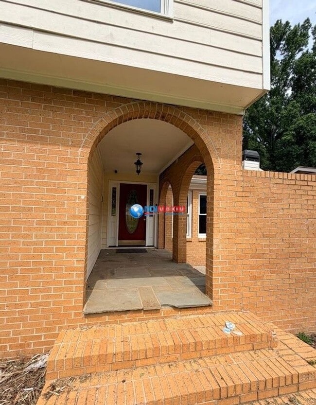 Building Photo - Spacious two master bedrooms split-level house in Decatur