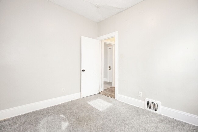 Building Photo - 5 BED 2 BATH BEAUTIFUL SINGLE FAMILY HOME ...