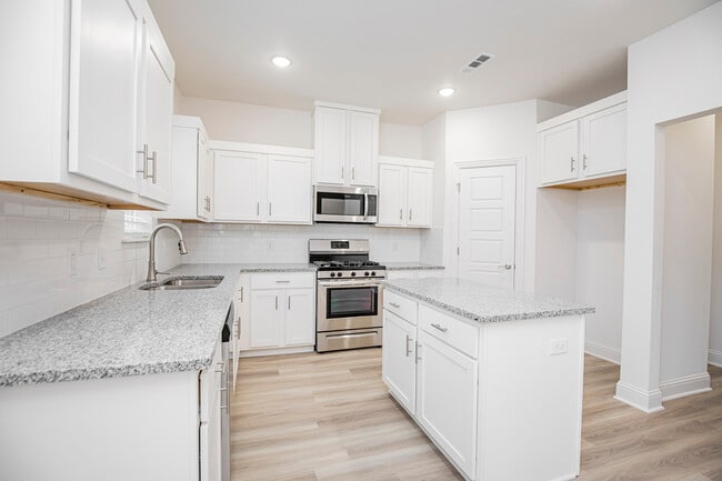 Building Photo - 4307 SW Bison St