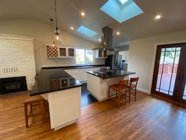 Building Photo - 1122 Miles Ave