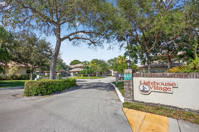 Building Photo - 1759 NE 40th Pl