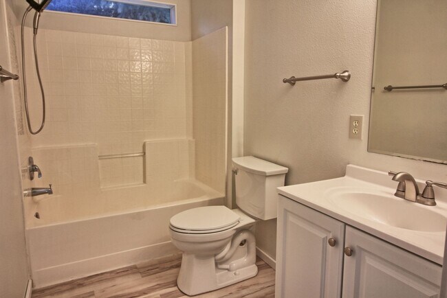 Building Photo - Updated and Renovated Ground Floor Condo f...