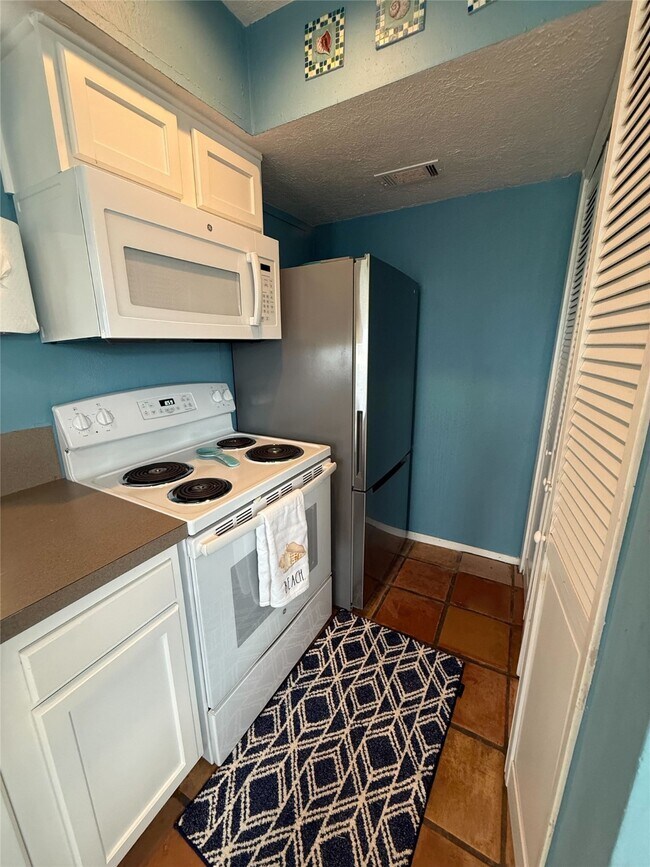 Building Photo - 500 Tiki Dr