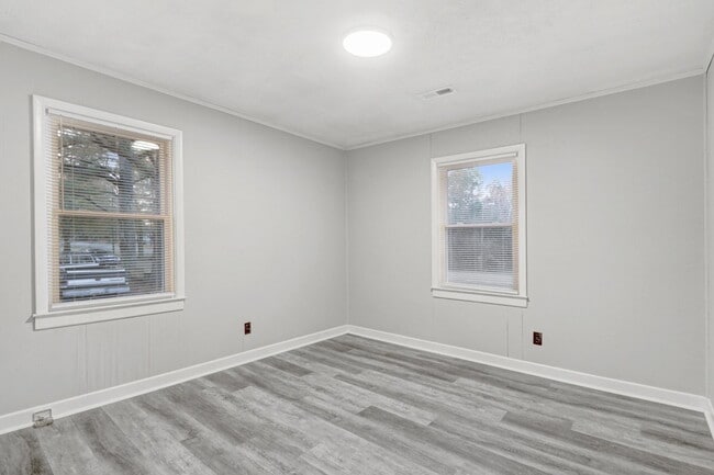 Building Photo - MOVE-IN READY! 3 BR, 1 BA Brick Ranch *EXCELLENT Wayne Mem. Drive Location!*