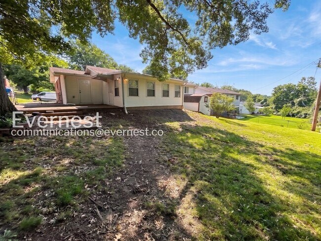 Building Photo - 3 Bed/2.5 Bath Home with Garage / Pet-Friendly / Available Now!