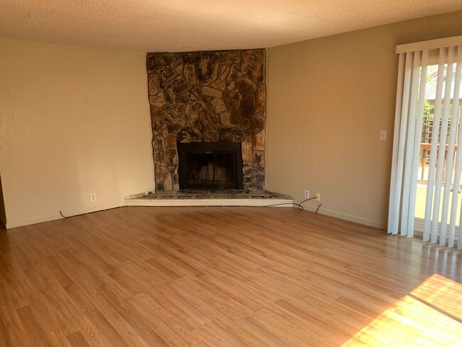 Building Photo - Cute house in Enterprise Area!!