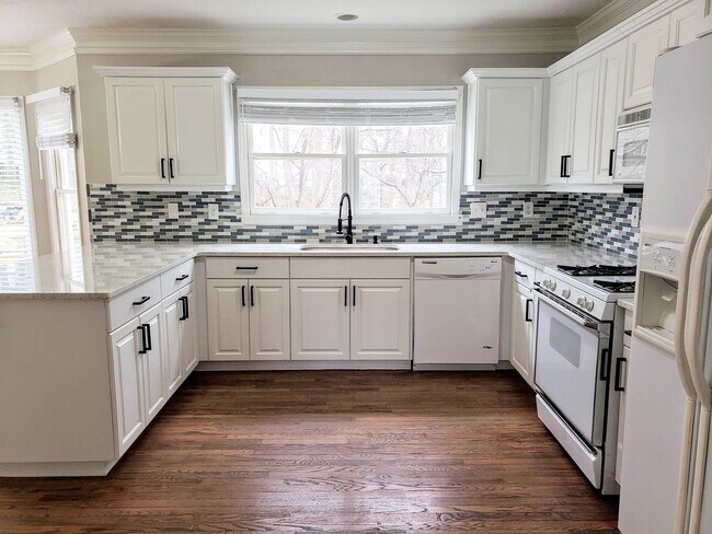 Building Photo - Beautiful 4BR Home In Established Neighborhood.