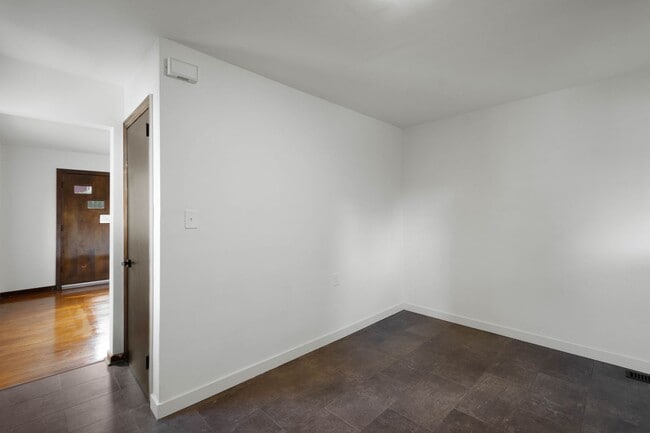 Building Photo - MOVE IN TODAY! DON'T MISS THIS NEWLY RENOV...