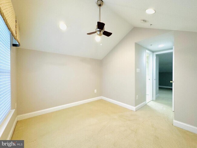 Building Photo - 11837 Regents Park Dr