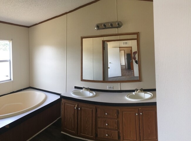 Building Photo - Newly remodeled 3 BDR / 2 BA Home