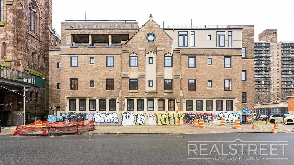 Building Photo - Montrose Avenue