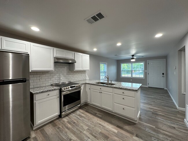 Building Photo - Cozy 2 Bedroom 1 Bathroom for Rent!