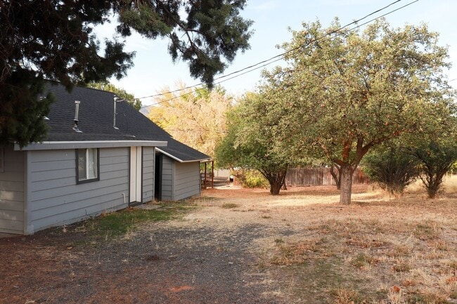 Building Photo - 3 Bedroom Single Family Home in Klamath Falls