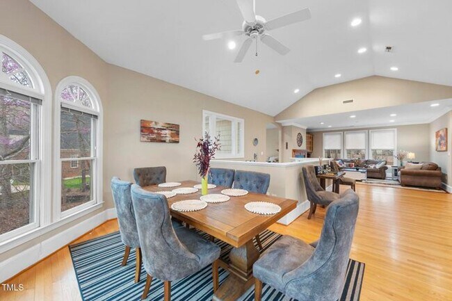 Building Photo - Spacious & Serene 5+ Bedroom Home in Sough...