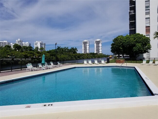 Building Photo - 3401 N Country Club Dr