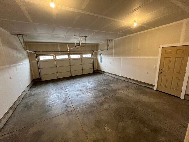 Building Photo - 3 Bedroom + Office in NW Redmond