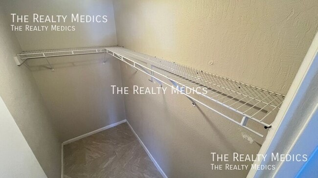 Building Photo - 2130 Forest Knoll Dr NE