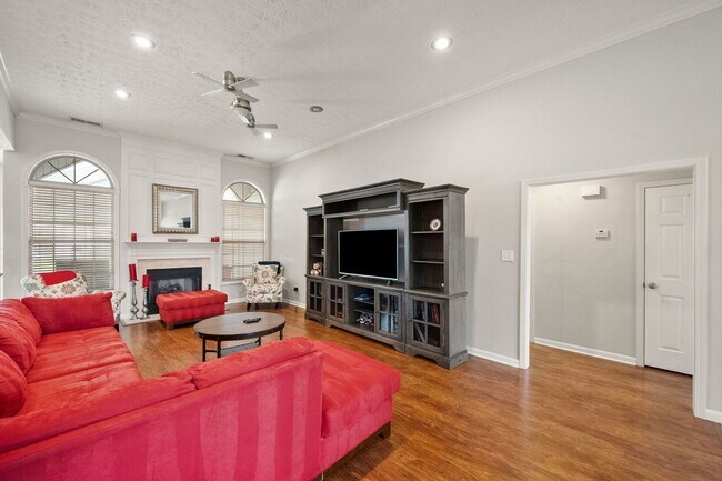 Building Photo - Gorgeous 3-bedroom, 2-bathroom ranch-style home