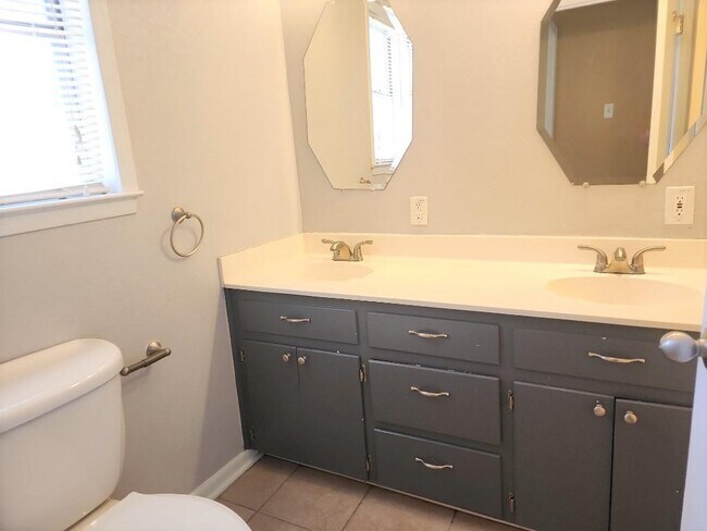 Building Photo - 807 Country Club Rd