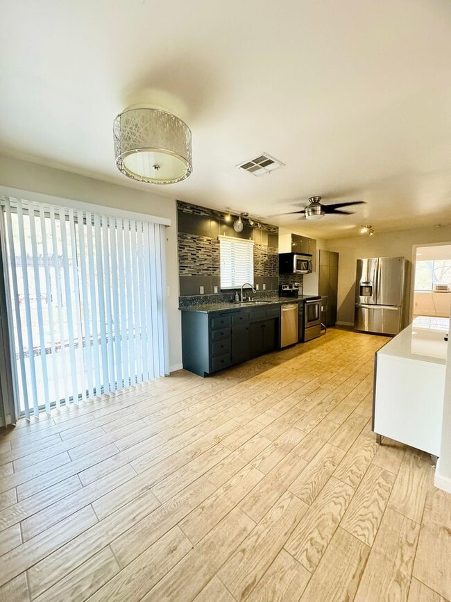 Building Photo - COMING SOON 3 bedroom 1.5 bathroom with amazing views of Morongo Valley