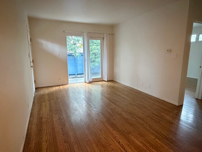 living room - 622 Venezia Ave