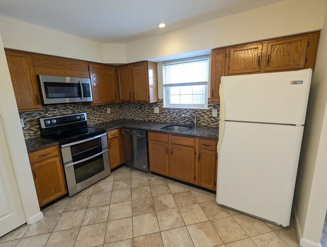Building Photo - *END UNIT* town home in established Crestwood Neighborhood ready for you mid March!