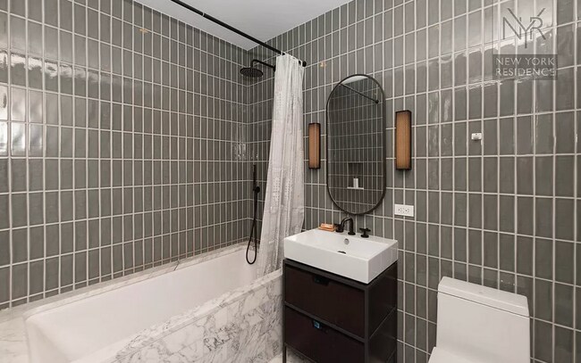 Building Photo - 11 Hoyt St