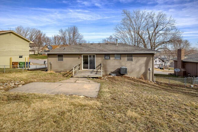 Building Photo - Conveniently Located 3 Bedroom Bellevue Home!!