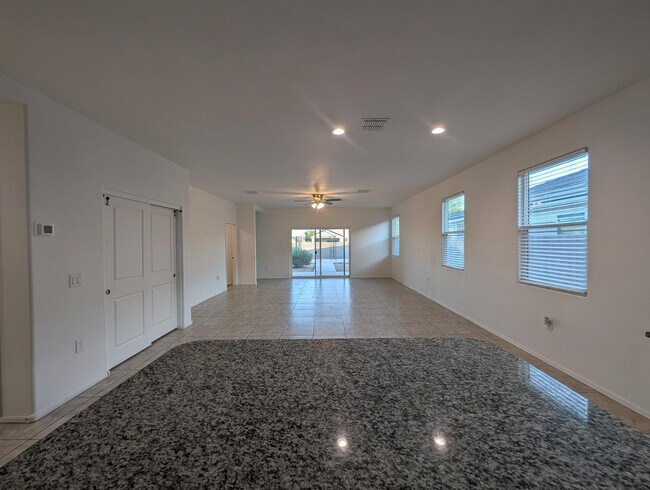 Building Photo - 9407 E Alfalfa Dr