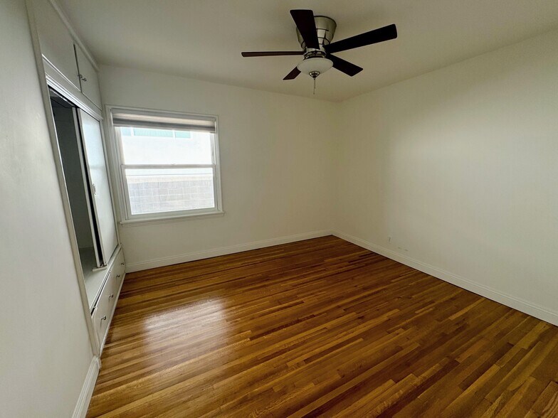 Bedroom comfortably fits a king-sized bed - 839 21st St