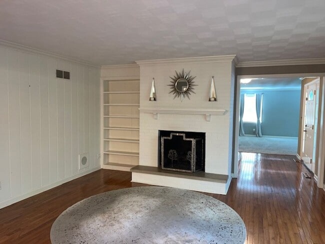 Building Photo - Beautiful 4 Bedroom Home