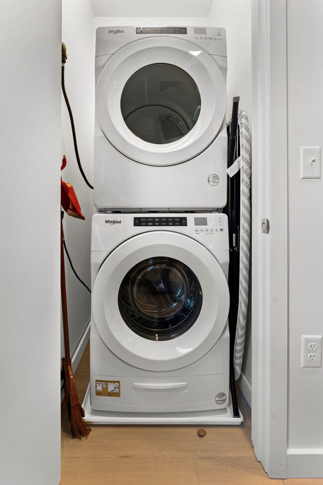 Building Photo - 35 W 2nd St