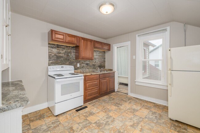 Building Photo - 476 Linden St