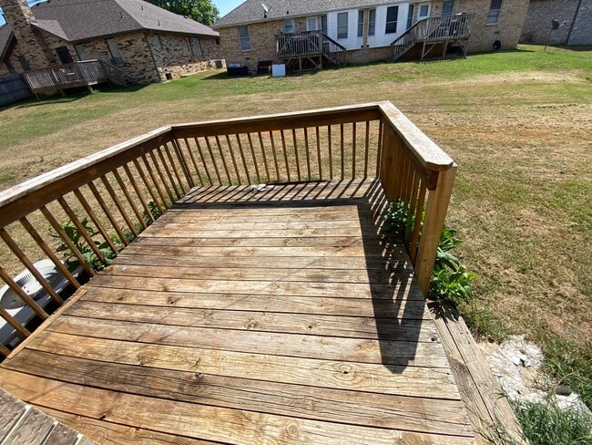 Building Photo - 2 bed 2 bath duplex