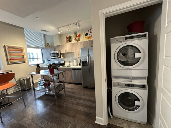 Building Photo - 256 E Main St