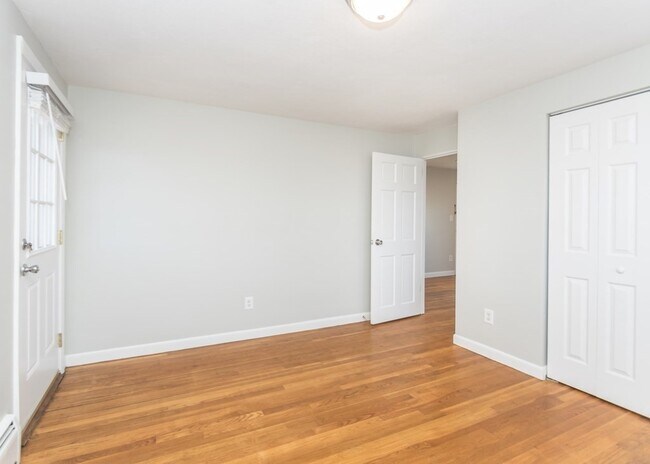 Building Photo - 182 1/2 River St