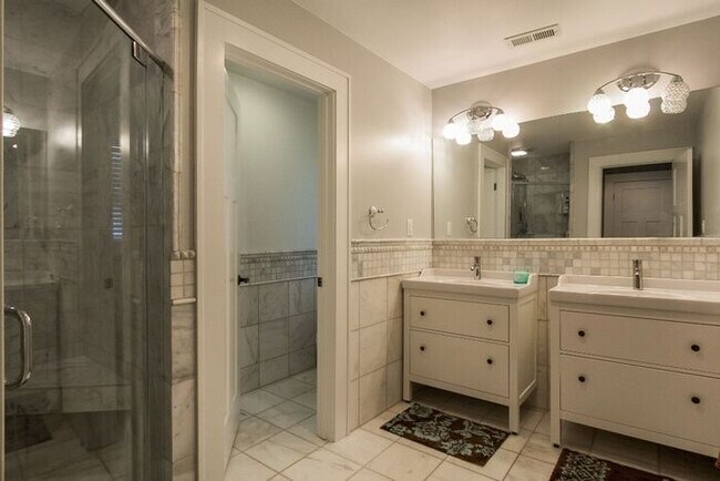 Building Photo - $4,400 | 5 Bedroom, 3 Bathroom House | Pet...
