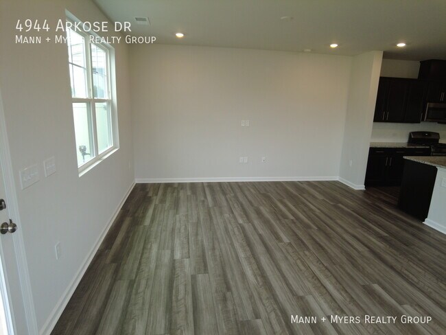 Building Photo - 4944 Arkose Dr
