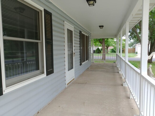 Building Photo - Charming 3 Bedroom, 2 Bath Single Family H...