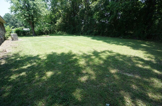 Building Photo - Nice 3 bed 1.5 Bath house, total electric