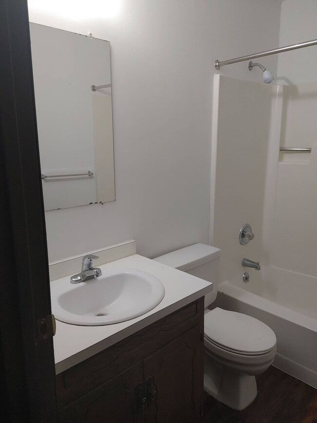 Building Photo - 522 Boxwood Dr