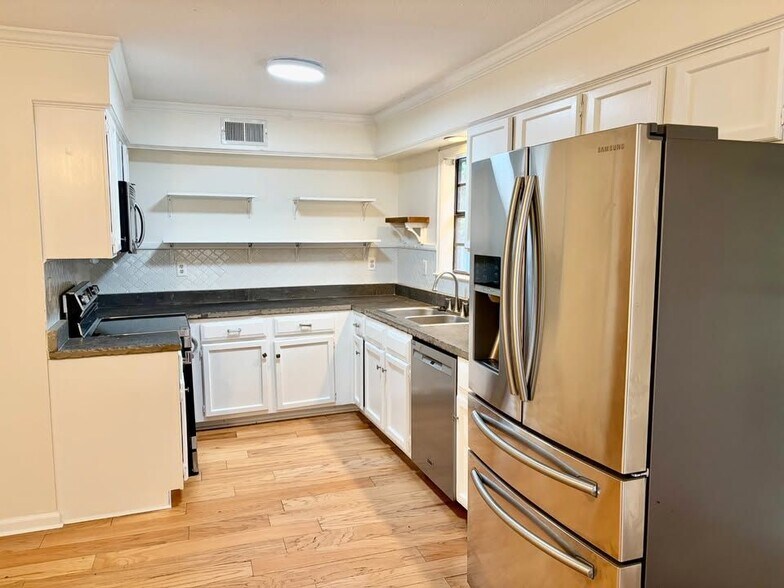 Building Photo - 9161 Gainsborough Dr