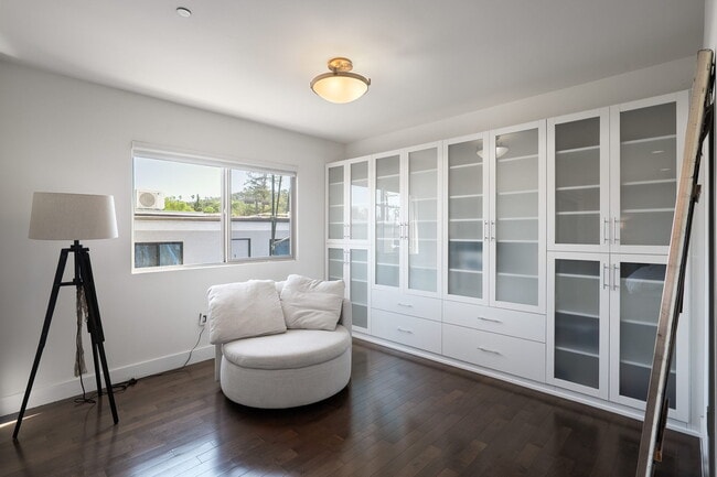 Building Photo - 11023 Fruitland Dr