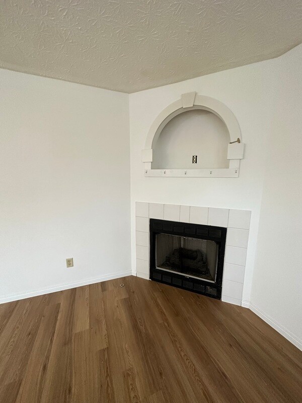 Building Photo - 1767 Damos Way